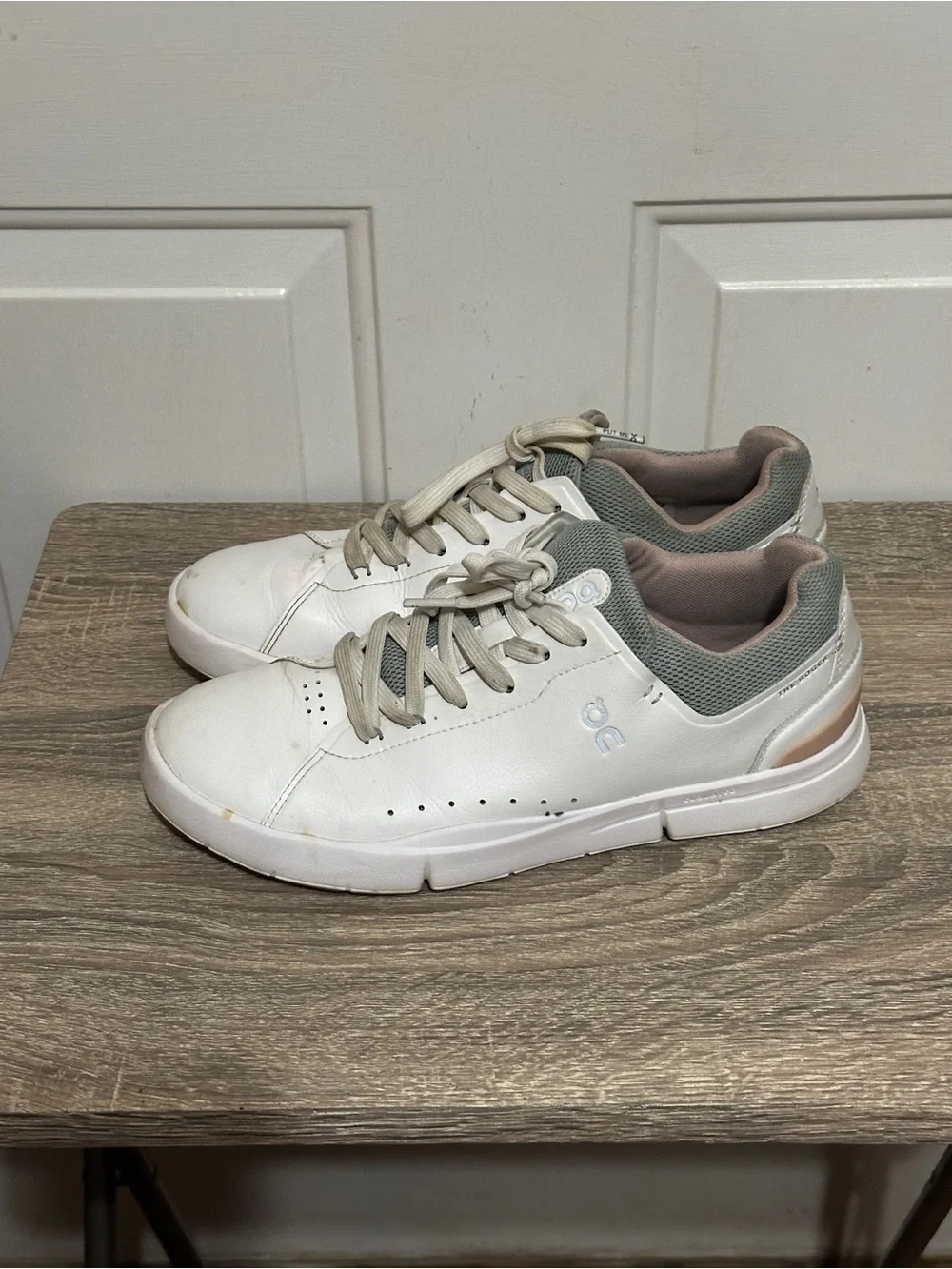 On Running Womens The Roger Cloud White Roseship Casual Run Sneakers Shoe Sz 10